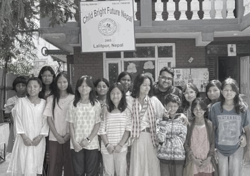 Niños y niñas del orfanato Child Bright Future Nepal